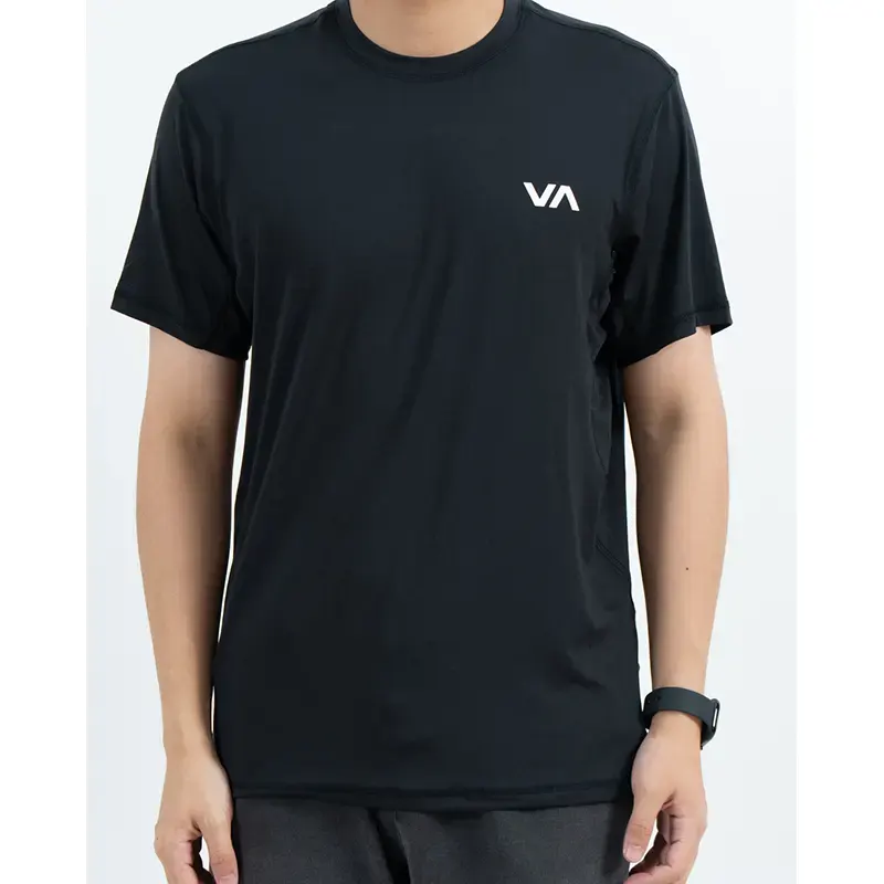 T-Shirt Leher Kru Cepat Kering Hitam dengan Jahitan Sisi Berkontur dan Logo Dada