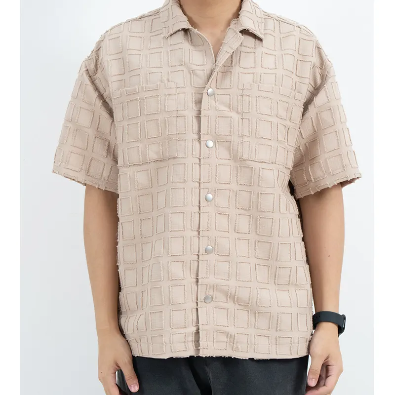 Baju Lengan Pendek Berkotak dengan Tekstur Grid Tertinggi dan Poket Dada Berkembar