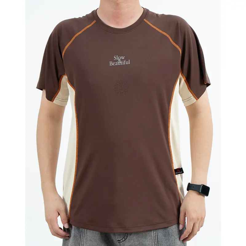 T-Shirt Raglan Bernafas Coklat dengan Panel Sisi Krim dan Garis Jahitan Oren
