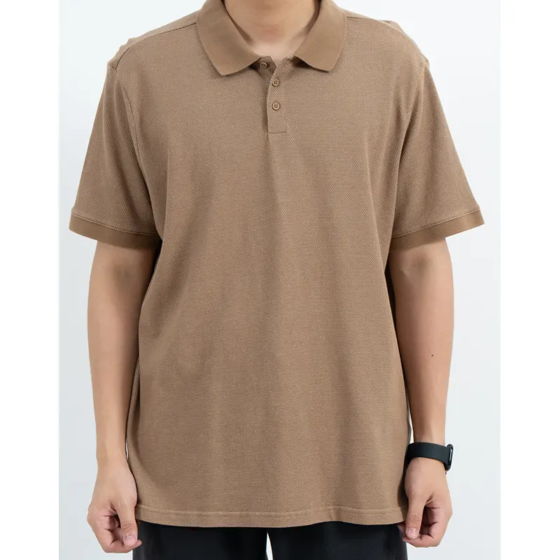 Baju Polo Lengan Pendek Coklat Bertekstur dengan Saku Saku Tiga Butang