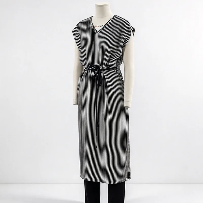 Gaun Midi V-Neck Jalur Menegak dengan Bahu Dipanjangkan dan Tali Pinggang Tali