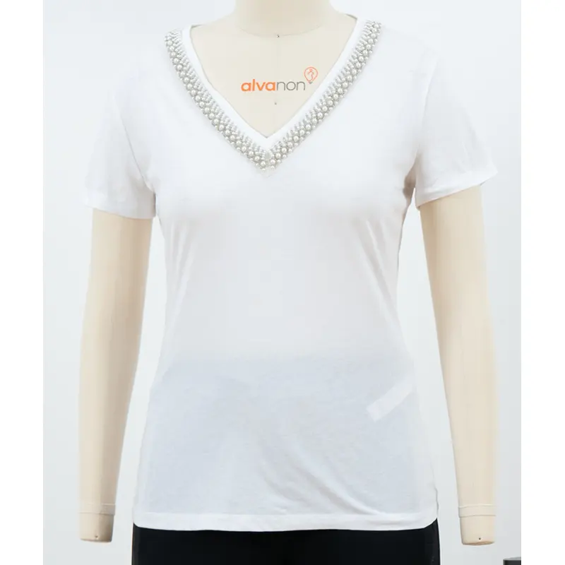 Baju-T Leher V Putih dengan Garis Leher Potong Manik